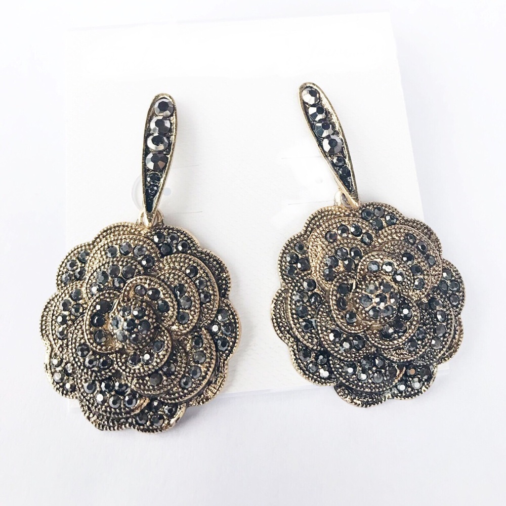 Dangling floral shaped earrings